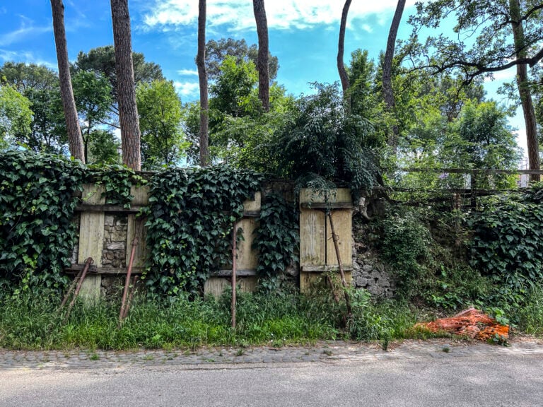 Le foto del degrado di Villa Borghese