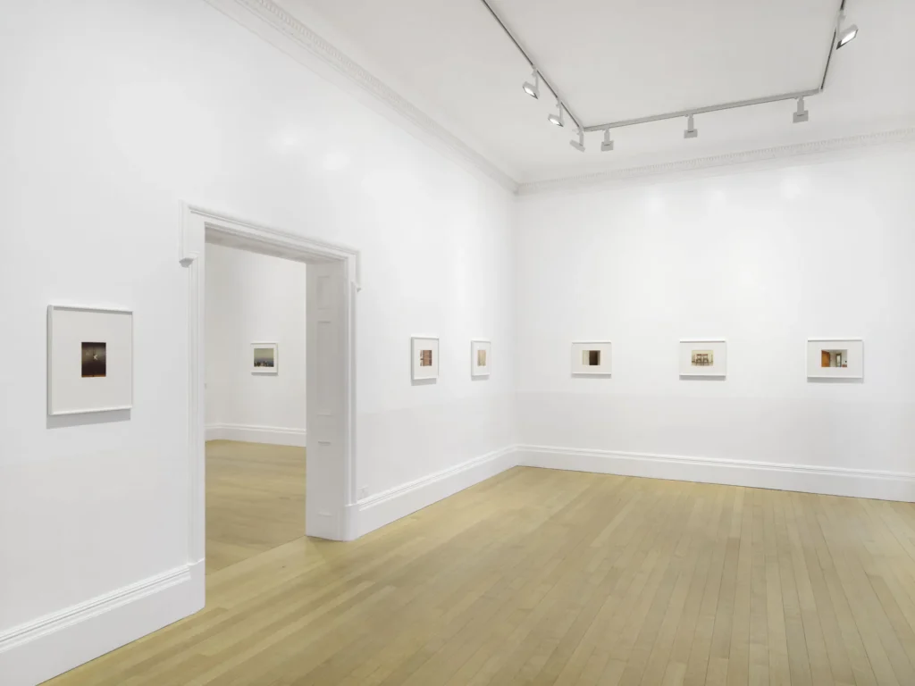 A Londra si può scoprire un Luigi Ghirri inedito in una mostra fatta di fotografie e parole. Recensione 