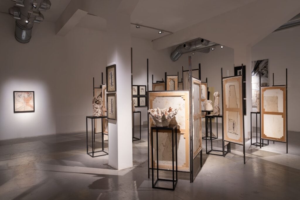 L’intima corrispondenza tra l’artista Maria Lai e lo stilista Antonio Marras è in mostra a Milano