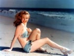 Marilyn Monroe posa come modella su una cartolina degli anni Quaranta. Photo Teichnor Bros, Boston