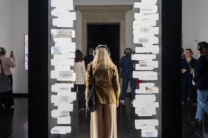 Una grande mostra di Marina Abramović sta per aprire alla Galleria d’Arte Moderna e Contemporanea di Roma. Le anticipazioni