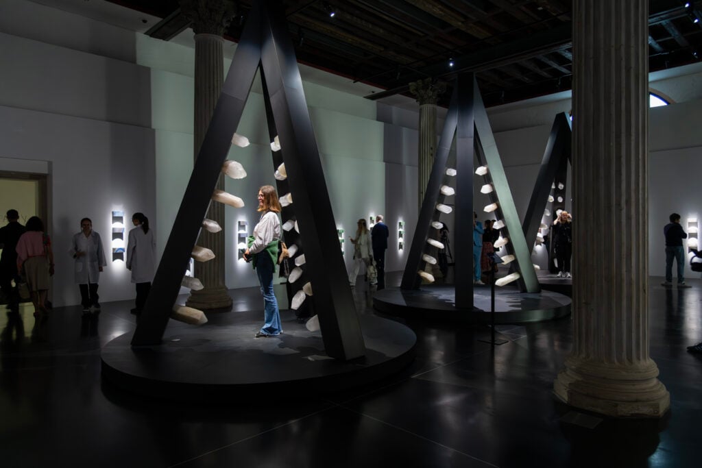 Nella mostra di Marina Abramović a Venezia c’è davvero una trasformazione di energia? 
