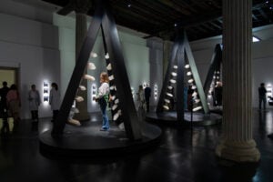 Nella mostra di Marina Abramović a Venezia c’è davvero una trasformazione di energia? 