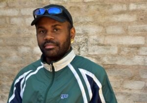 “Voglio porre domande che non avranno mai risposte”. Intervista all’artista Ndayé Kouagou in mostra a Reggio Emilia 