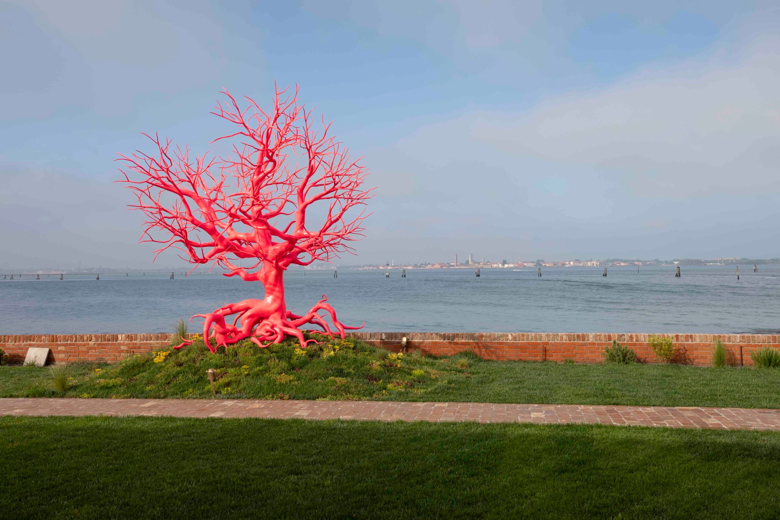 Художественная инсталляция Pamela Rosenkranz Old Tree (Pink Seas)