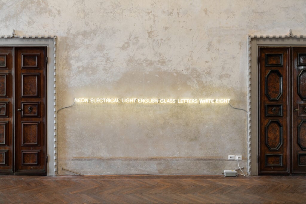 Con una mostra di Venezia il grande artista Joseph Kosuth dimostra la sua fiducia nel linguaggio 