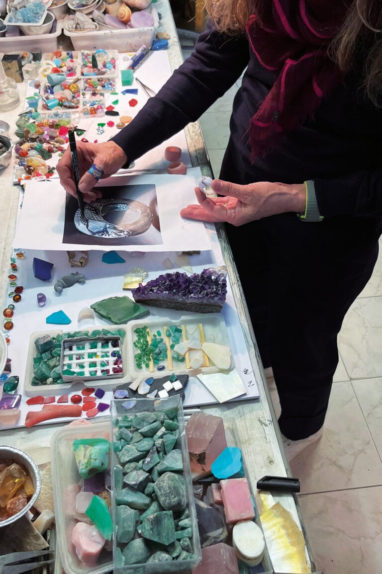 Pae White al lavoro per la creazione degli anelli