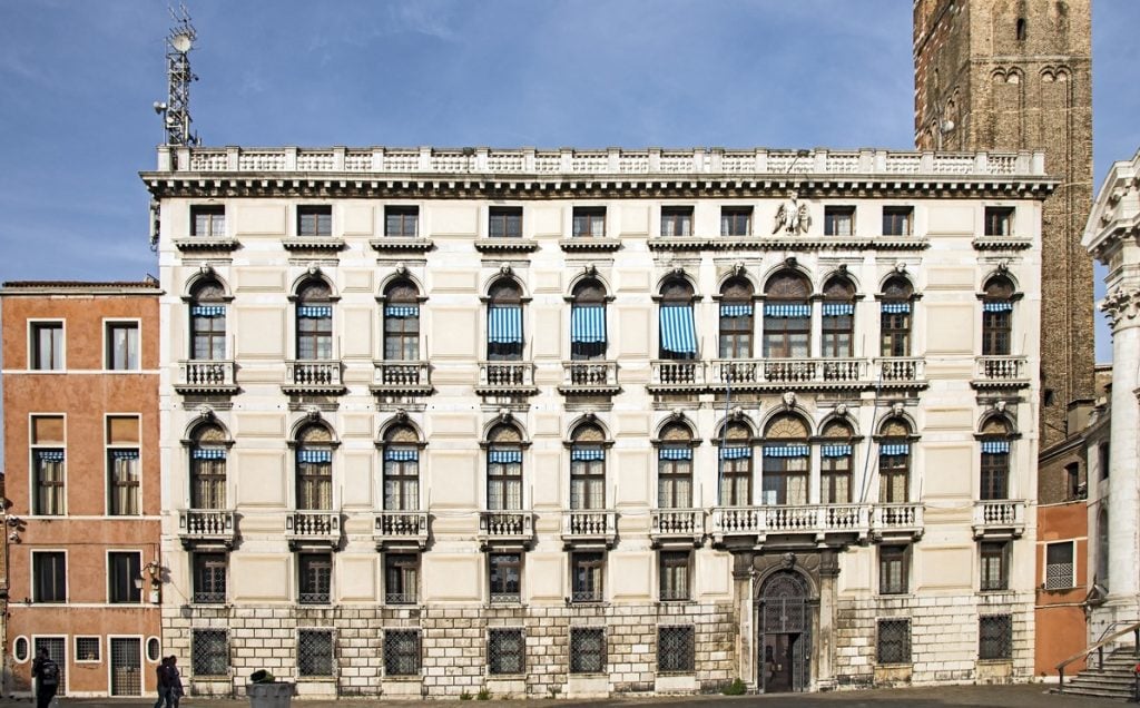 Giuli compra tutto! Il Ministero della Cultura vuole prendersi anche Il Teatro delle Vittorie di Roma e Palazzo Labia a Venezia?