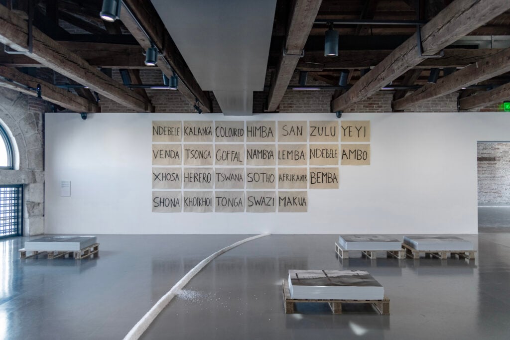Paulo Nazareth, Algebra, installation view a Punta della Dogana, Venezia, 2026. Photo Irene Fanizza