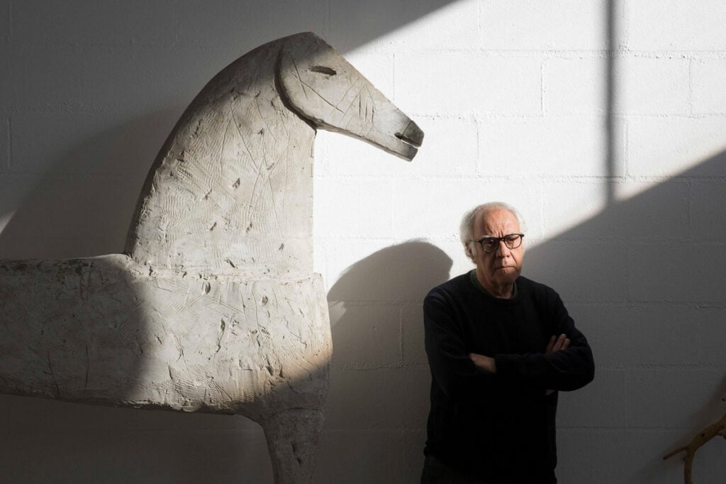 Mimmo Paladino torna a Milano con una grande mostra dopo anni. Sotterranea e immersiva