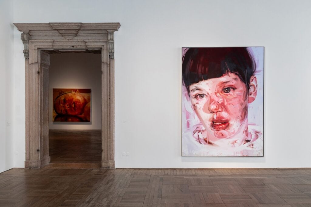 A Venezia una mostra ripercorre l’opera di Jenny Saville con un inedito omaggio a Tiziano. La recensione 
