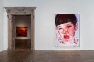A Venezia una mostra ripercorre l’opera di Jenny Saville con un inedito omaggio a Tiziano. La recensione 