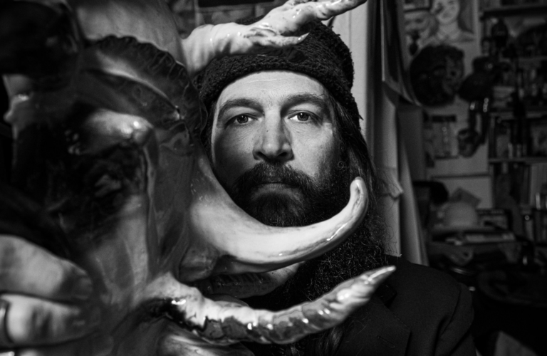La mostra che punta a farti ricordare gli Anni Settanta spunta in una ex edicola di Siena