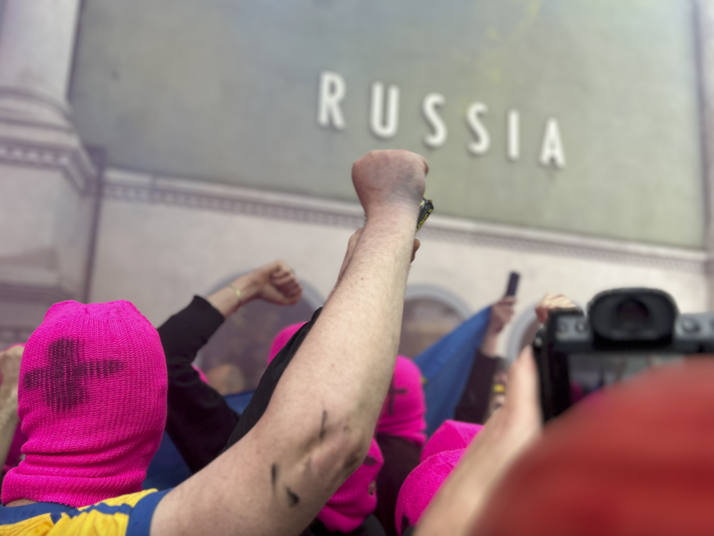Le Pussy Riot e le FEMEN in protesta il Padiglione russo alla Biennale di Venezia. “Il sangue è il vero linguaggio della Russia”