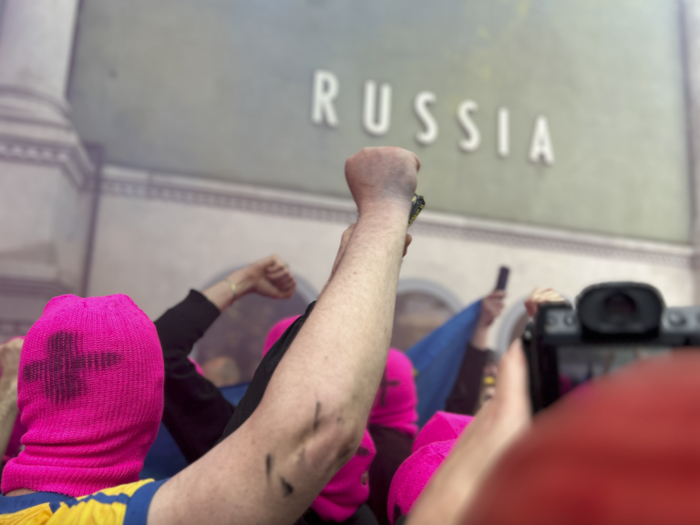 Le Pussy Riot e le FEMEN in protesta al Padiglione russo alla Biennale di Venezia. “Il sangue è il vero linguaggio della Russia”