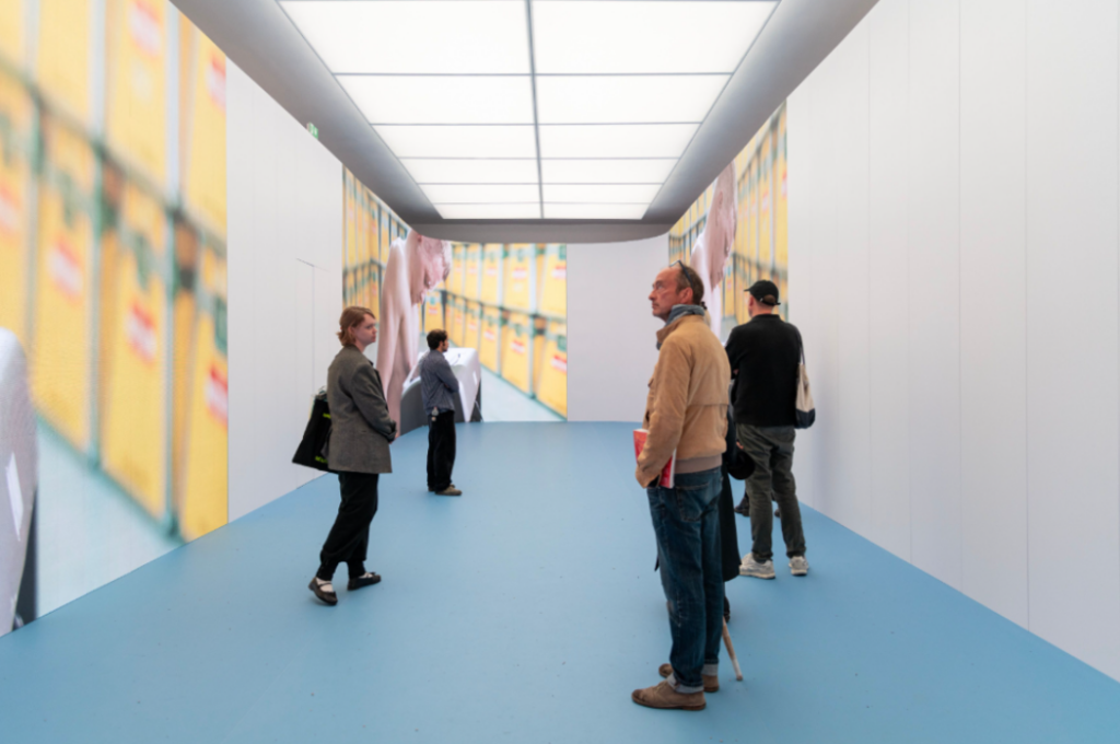 Intervista all’artista del Padiglione Danese della Biennale di Venezia 2026 che ha messo in scena i porno divi