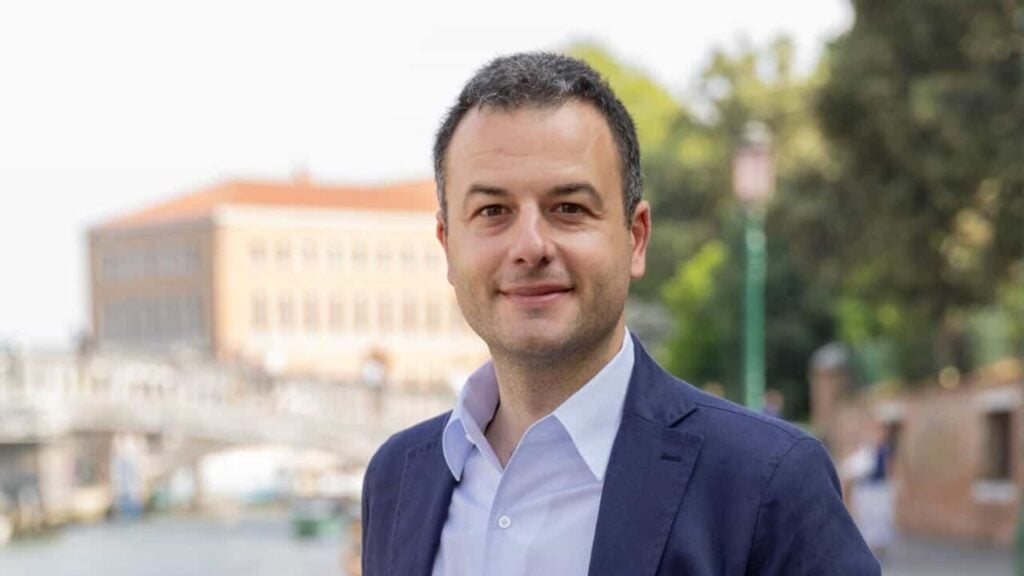 Simone Venturini è il nuovo sindaco di Venezia ecco cosa vuole fare per la cultura (e sì, tornerà l’assessore)