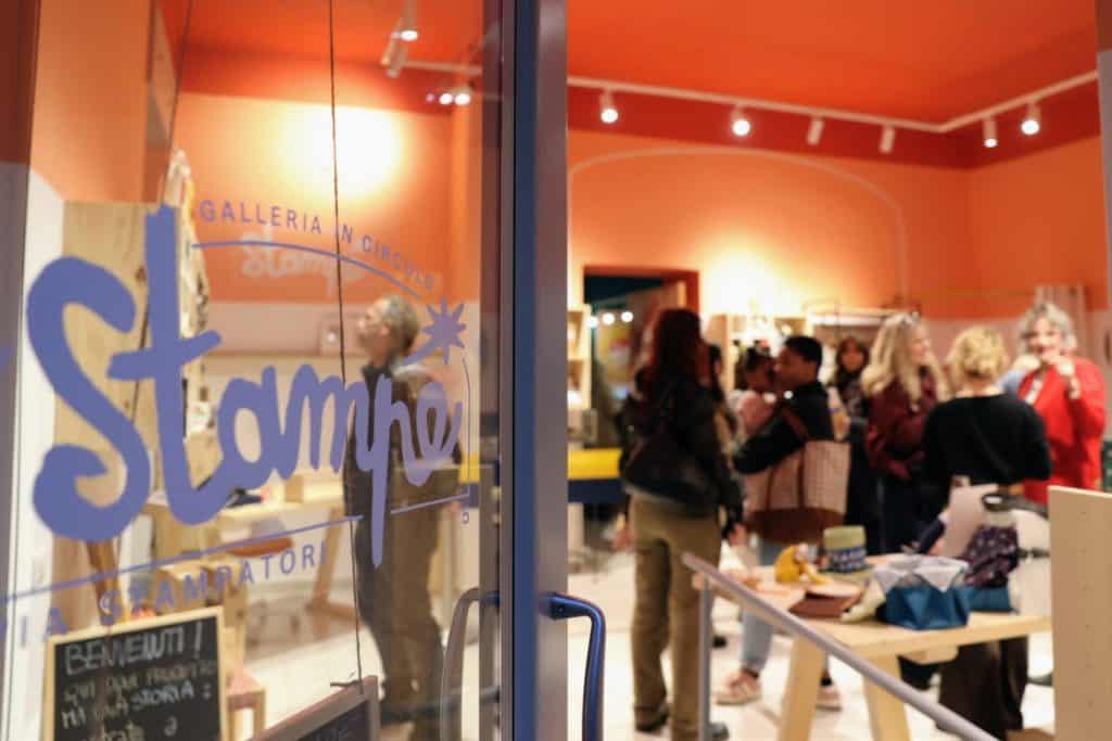 Storia di Stampé è il nuovo atelier sociale di Torino: galleria d’arte, bottega, laboratorio di idee e di partecipazione