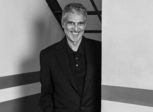 Intervista per scoprire Theo Eshetu, unico artista italiano alla Biennale di Venezia 2026 