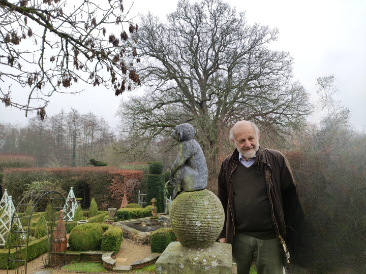 Un ritratto di Bruce Ginsberg nel suo giardino. Foto G. Mulè