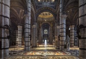 Quest’anno il pavimento del Duomo di Siena rimane scoperto più tempo in omaggio a San Francesco. E nasce un concorso per gli artisti contemporanei