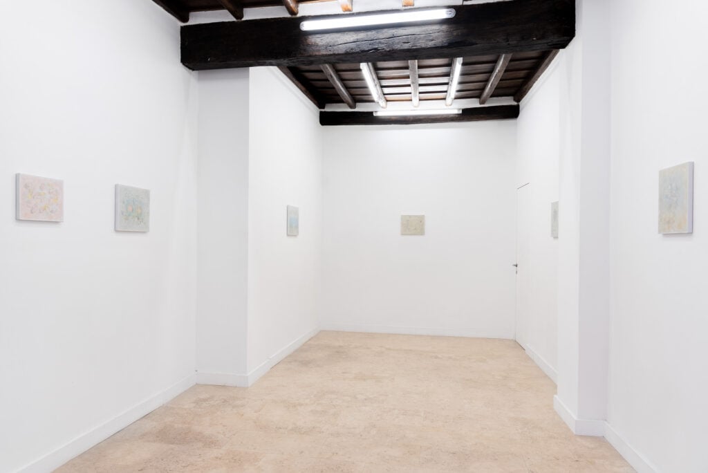 Gli effetti percettivi dei dipinti di Alessandro Gioiello sono in mostra a Roma 
