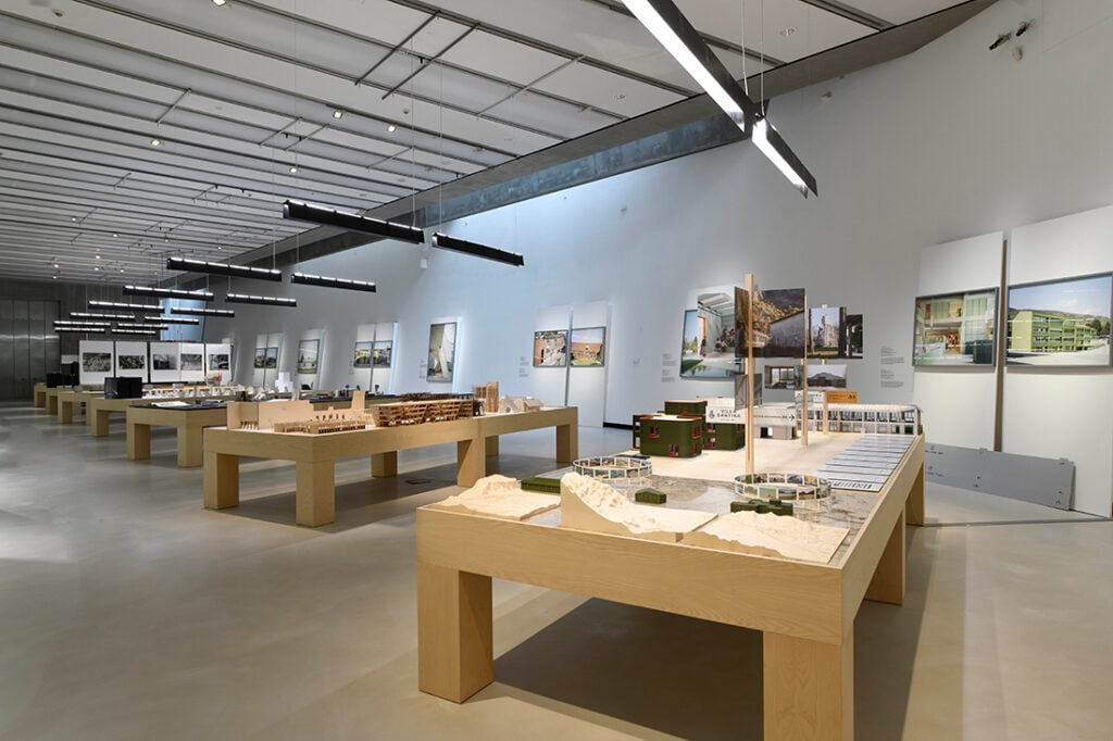 C’è gran dibattito sulla mostra del Maxxi che voleva raccontare 80 anni di architettura italiana: commenti e lettere aperte