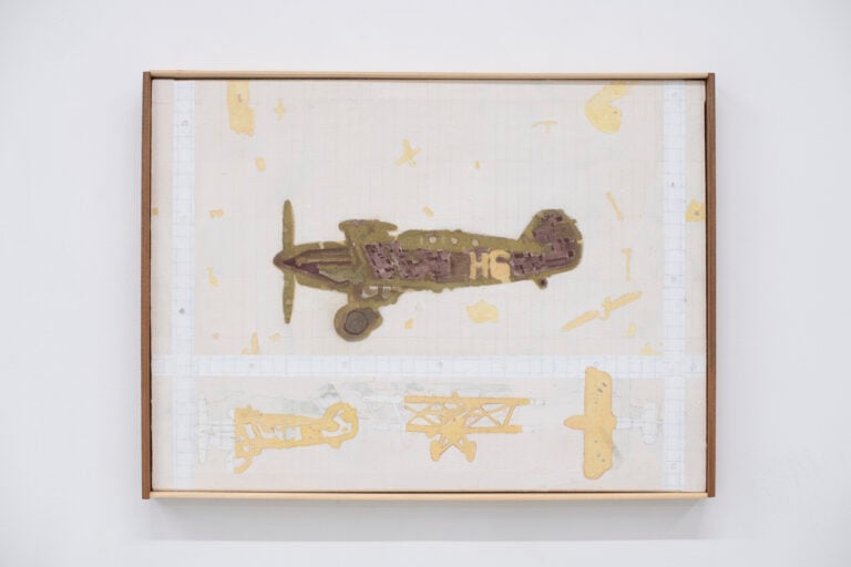 Cosimo&rsquo;s, 2024, olio e acrilico su tela, cornice in legno di noce e obeche, 32 x 44 cm. Veduta dell&rsquo;installazione in occasione della mostra Haloes & Hula-Hoops allo Studio Hanniball, Berlino. Photo: Clara Sartor