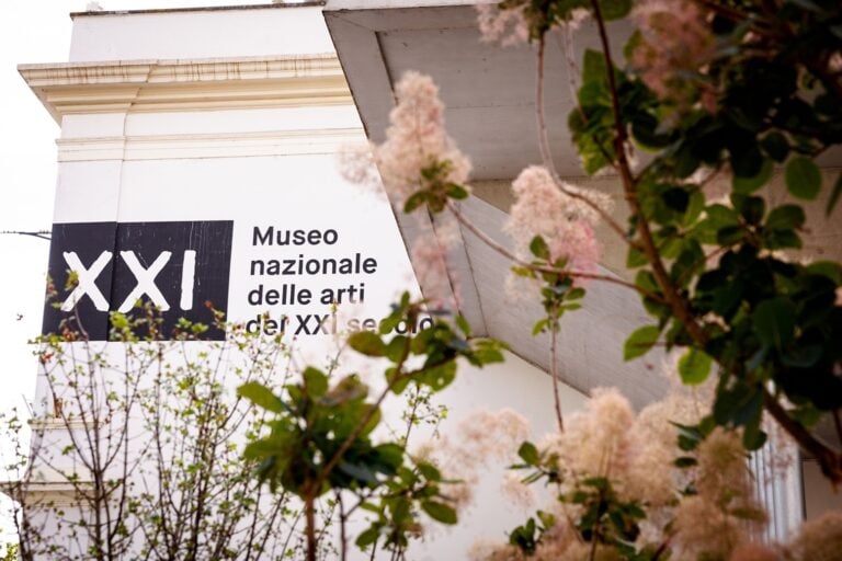 In tempo per l&rsquo;estate 2026 la piazza del MAXXI di Roma &egrave; tutta nuova e tutta verde dopo la depavimentazione. Le foto