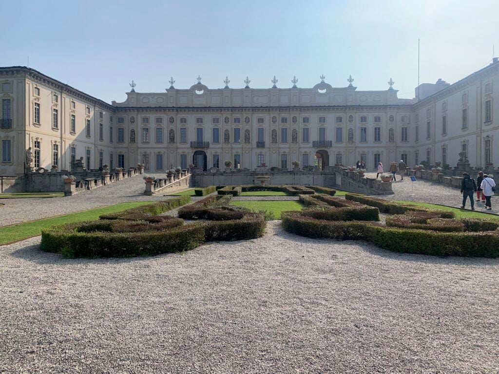 Villa Arconati ospita una mostra sulla luce. Occasione per visitare il parco appena restaurato giusto fuori Milano 