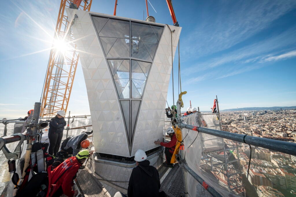 La posa della Croce sulla Torre di Gesù Cristo alla Sagrada Familia