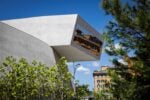 In tempo per l&rsquo;estate 2026 la piazza del MAXXI di Roma &egrave; tutta nuova e tutta verde dopo la depavimentazione. Le foto