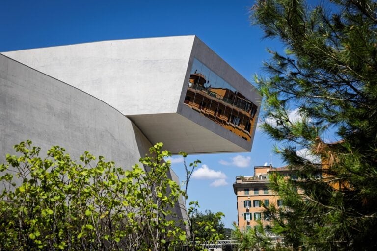 In tempo per l&rsquo;estate 2026 la piazza del MAXXI di Roma &egrave; tutta nuova e tutta verde dopo la depavimentazione. Le foto