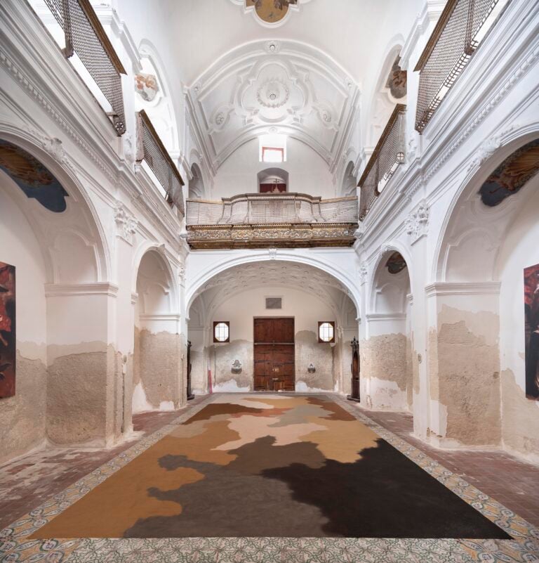 Alessandro Piangiamore, Il cacciatore di polvere 2022, Terra, dimensioni variabili, Veduta della mostra presso la Chiesa di San Martino, in occasione di Panorama Monopoli, (BA)