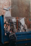 Zhanna Kadyrova con la scultura, 2025. Ph: Anton Sorochak