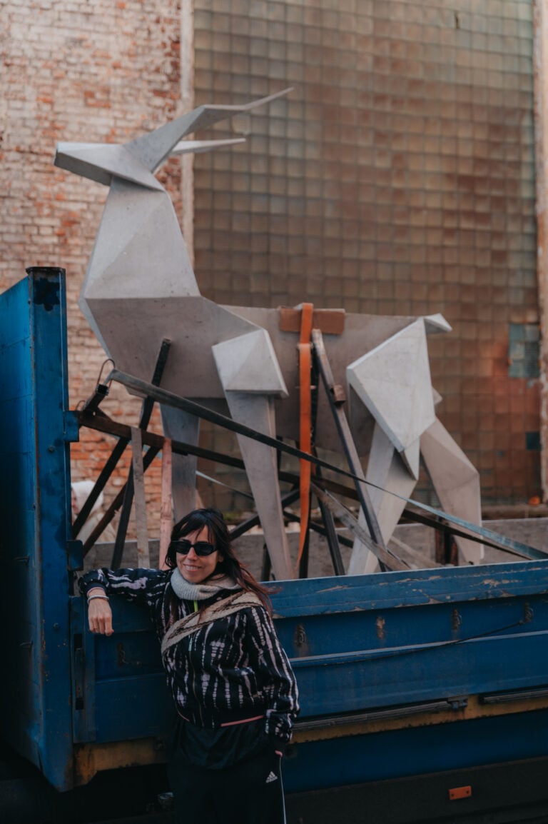 Zhanna Kadyrova con la scultura, 2025. Ph: Anton Sorochak