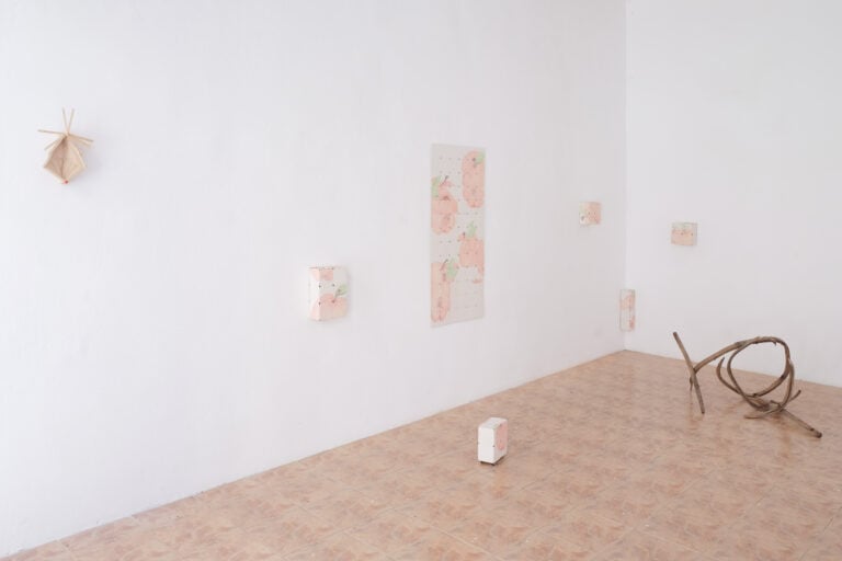 Apple is somersault is apple, 2023. Veduta dell&rsquo;installazione alla galleria Heerz Tooya, Veliko Tărnovo. Photo: MathewLacosse
