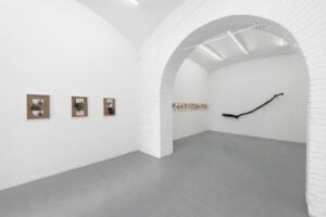 L’inconfondibile segno di Elisa Montessori in mostra a Roma tra sculture, disegni, installazioni