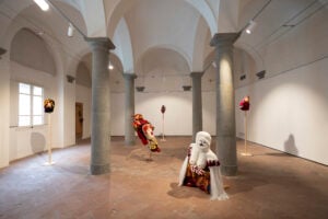 Il corpo femminile tra mito, denuncia e folklore. Nelle opere dell’artista Anna Perach a Firenze 