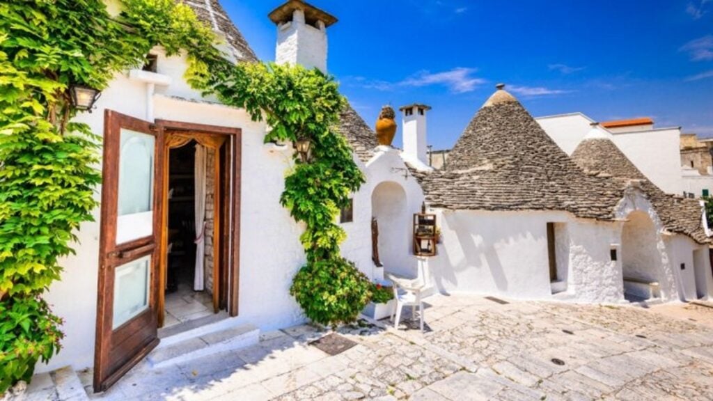 Lavorare nell’arte: opportunità da Sotheby’s, Fondazione Club Silencio, Radicepura, Castello Errante, Regione Puglia 