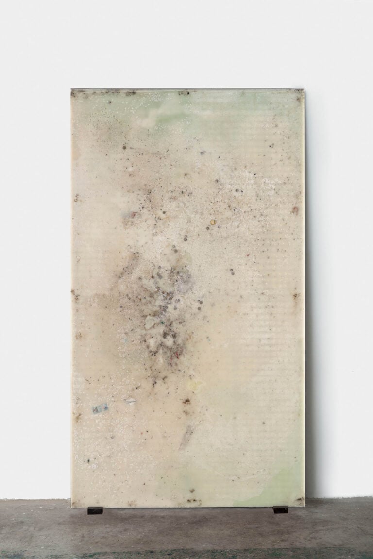 Alessandro Piangiamore, La XLVIII cera di Roma, 2018 Residui di candele in cera d'api e paraffina fusi, ferro, materiali vari, 203x113x3 cm, Courtesy l'artista, Magazzino, Roma, Collezione privata, Roma, foto Giorgio Benni