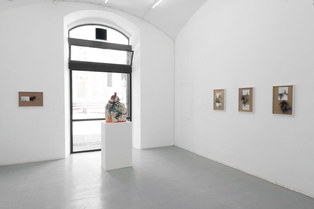 L’inconfondibile segno di Elisa Montessori in mostra a Roma tra sculture, disegni, installazioni