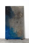 Alessandro Piangiamore, La L cera di Roma 2018 , Residui di candele in cera d'api e paraffina fusi, ferro, materiali vari, 203x113x3 cm, Courtesy l'artista, Magazzino, Roma, Collezione privata, Roma, foto Giorgio Benni