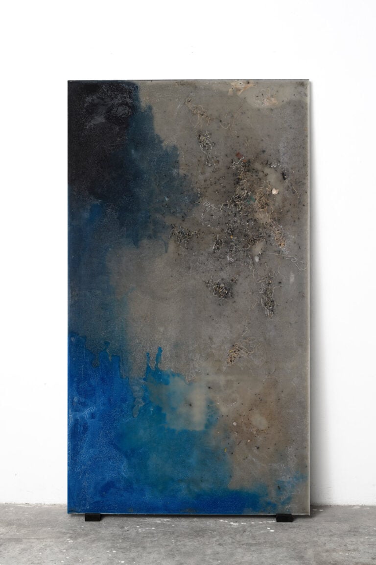 Alessandro Piangiamore, La L cera di Roma 2018 , Residui di candele in cera d'api e paraffina fusi, ferro, materiali vari, 203x113x3 cm, Courtesy l'artista, Magazzino, Roma, Collezione privata, Roma, foto Giorgio Benni