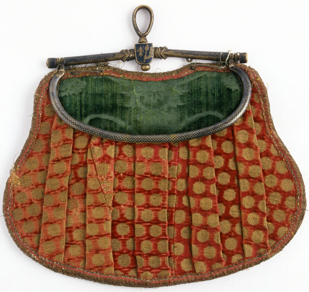 Scarsella, manifattura fiorentina, met&agrave; del XV secolo. Velluto tagliato operato; seta, cuoio, bronzo niellato. Prato, Museo del Tessuto