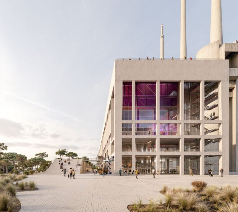 3X-Catalunya Media City. North facade of the existing building with balcony towards El Maresme Courtesy &copy; Studio kmh