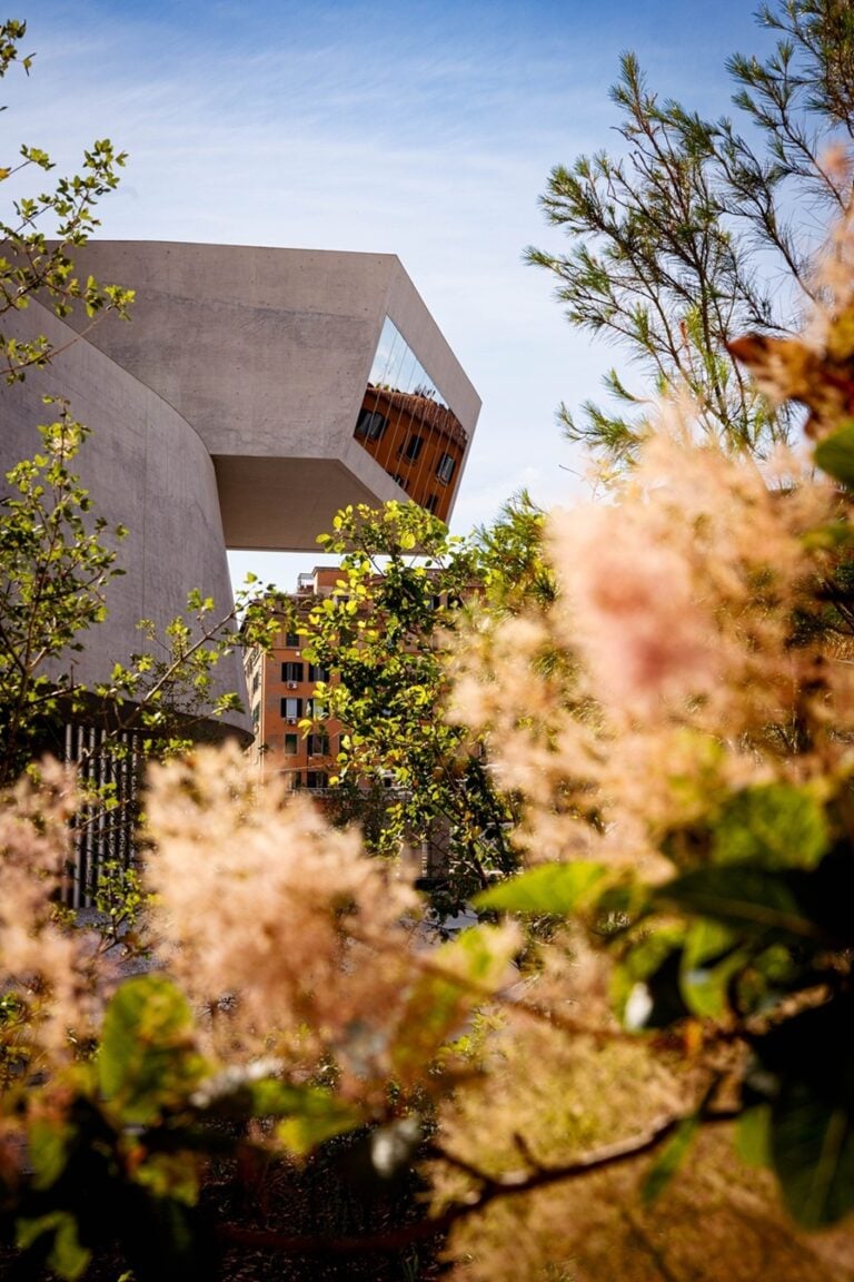 In tempo per l&rsquo;estate 2026 la piazza del MAXXI di Roma &egrave; tutta nuova e tutta verde dopo la depavimentazione. Le foto