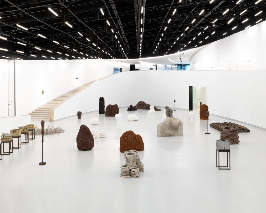 Anna Maria Maiolino – Poetic Earth. Photo Pedro Tropa