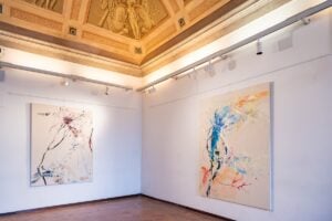 Il corpo, la maternità e il destino. Tutto nella pittura di Araminta Blue a Perugia