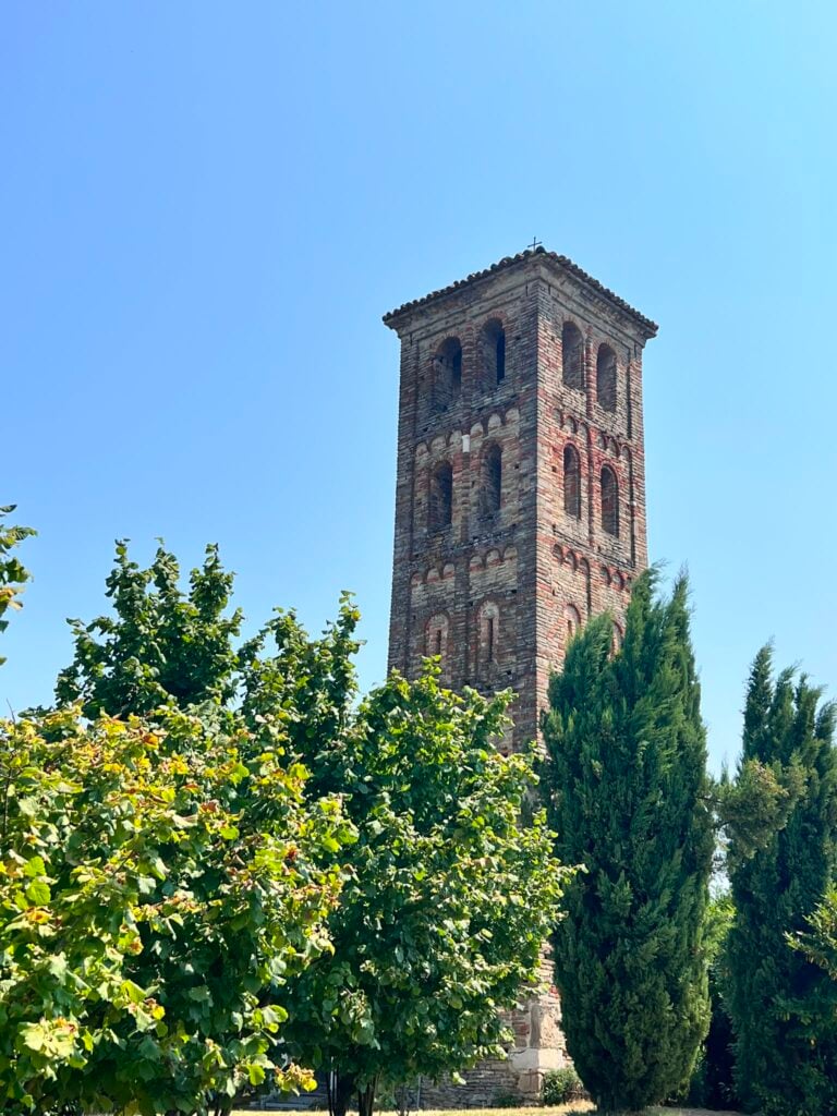 Il campanile romanico di Santa Maria del Piano a Neive. Photo Federica Maria Giallombardo